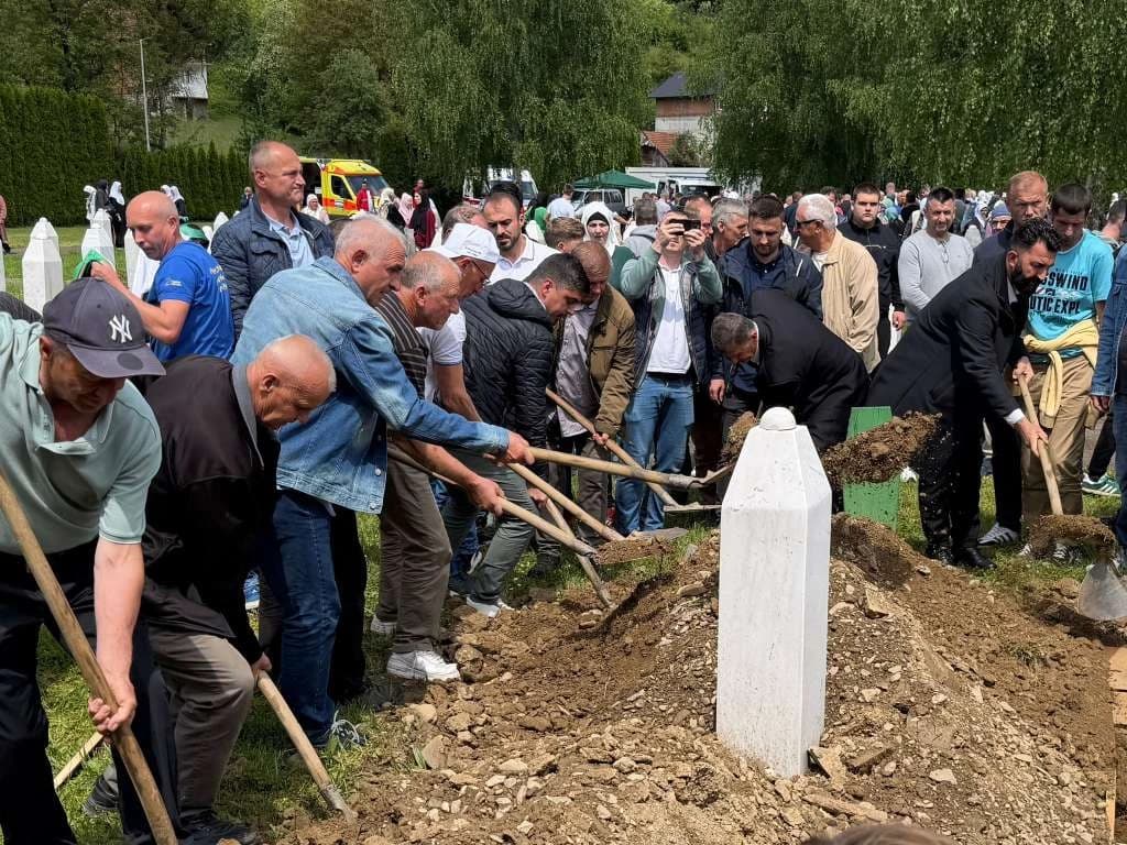 Dženaza na mezarju Veljaci u Bratuncu