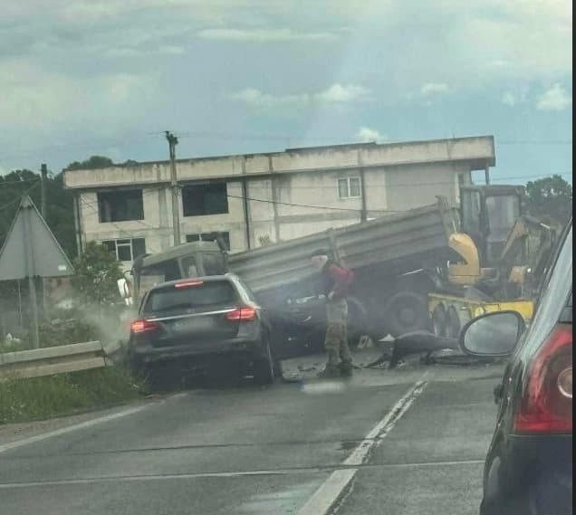 Dvije osobe povrijeđene u saobraćajnoj nesreći na putu Tuzla - Kalesija