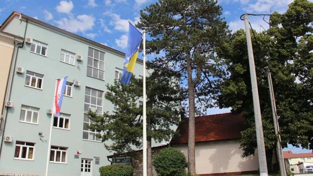 Potvrđena optužnica protiv 47-godišnjaka: Suprugu napao nožem pred djecom