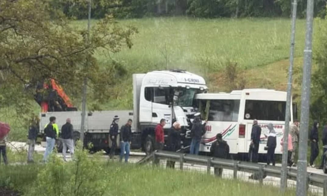 U Mrkonjić Gradu poginuo vozač autobusa, 10 povrijeđenih