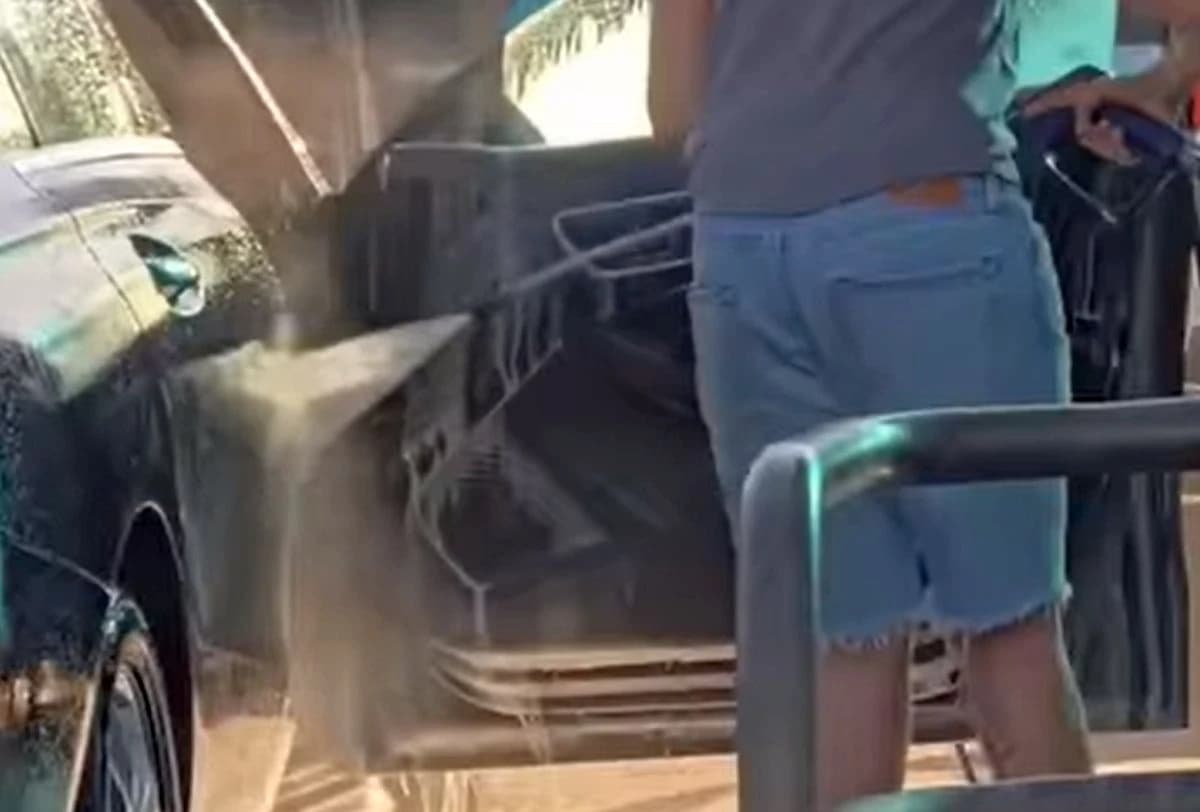 Viralan snimak iz autopraonice, mnogi se pitaju je li mercedes više uspio upaliti