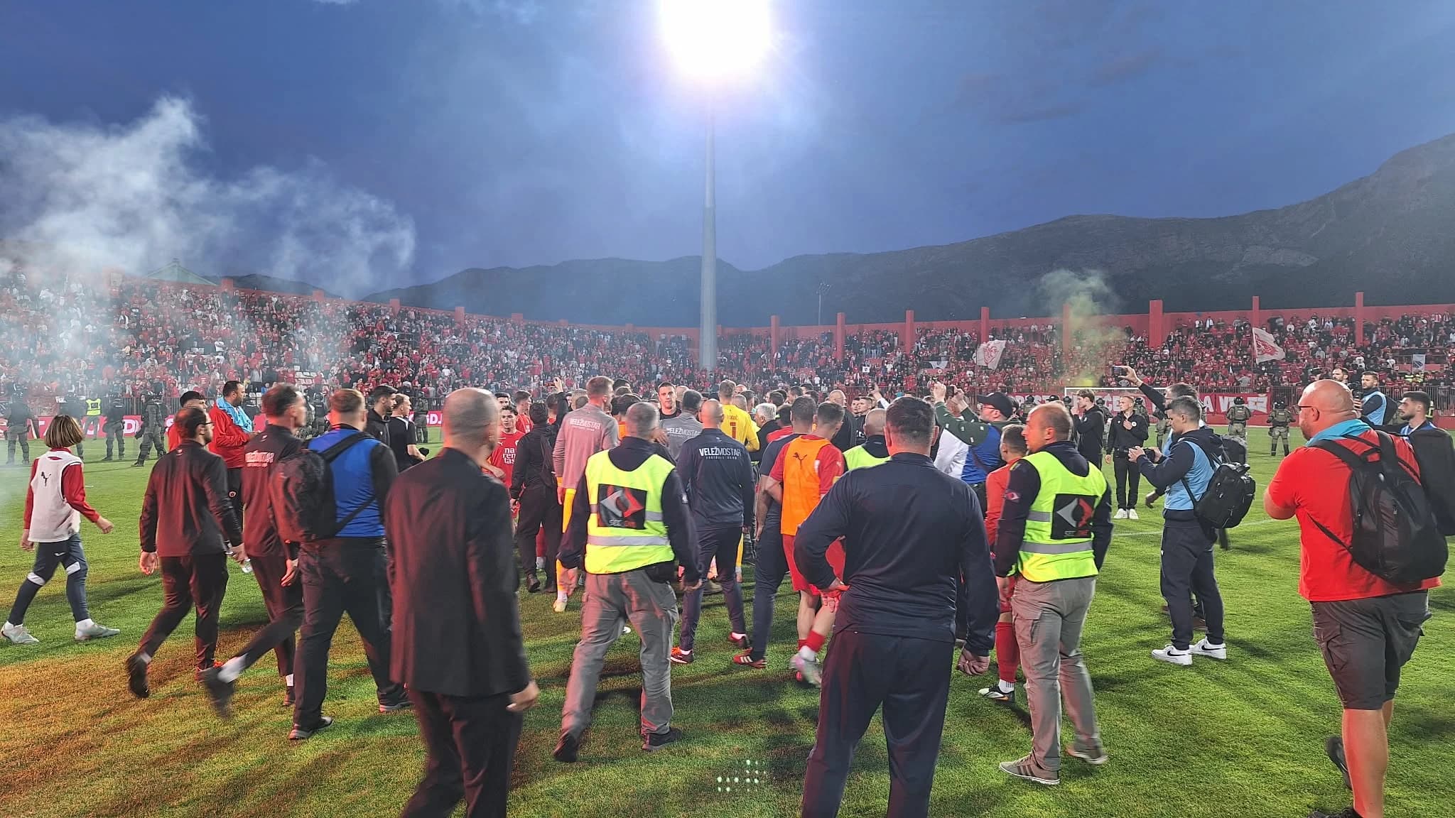 Zrinjskom trofej, na terenu haos: Zaiskrilo među igračima i trenerima Veleža i Zrinjskog