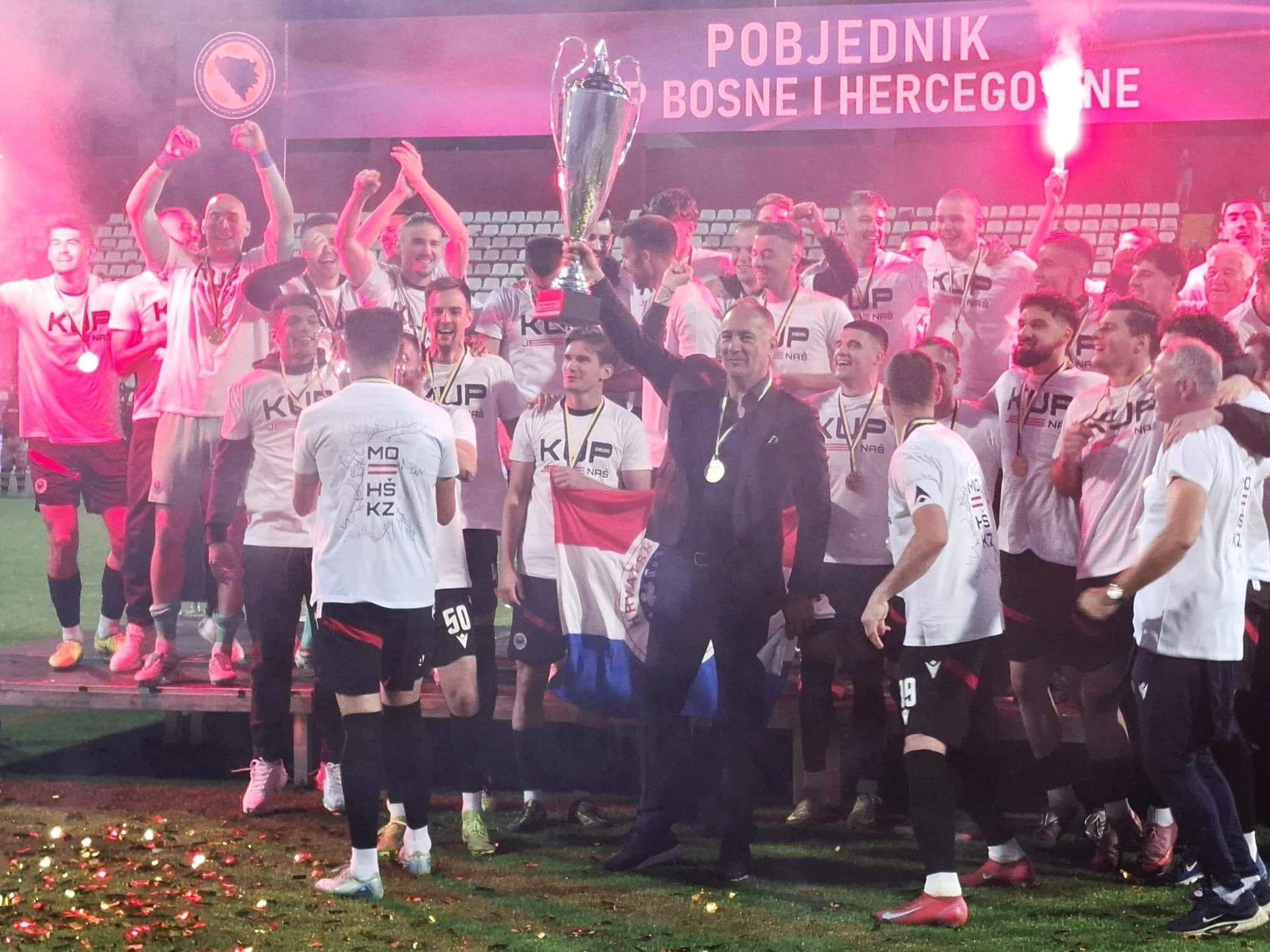 Pehar u rukama Igora Štimca