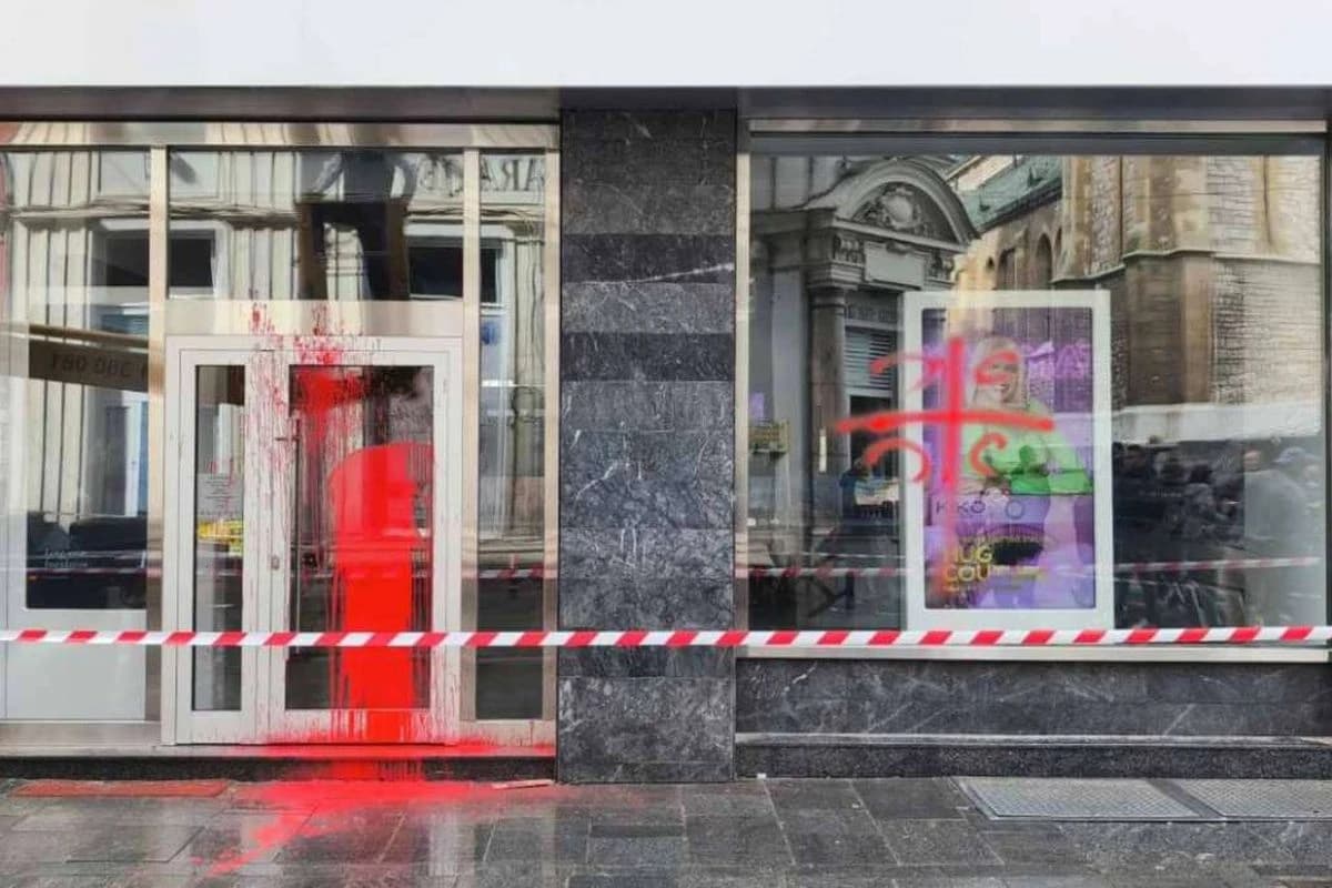 Na prodavnice u sarajevskoj Ferhadiji bačena crvena boja i ispisano "4S", radi se uviđaj