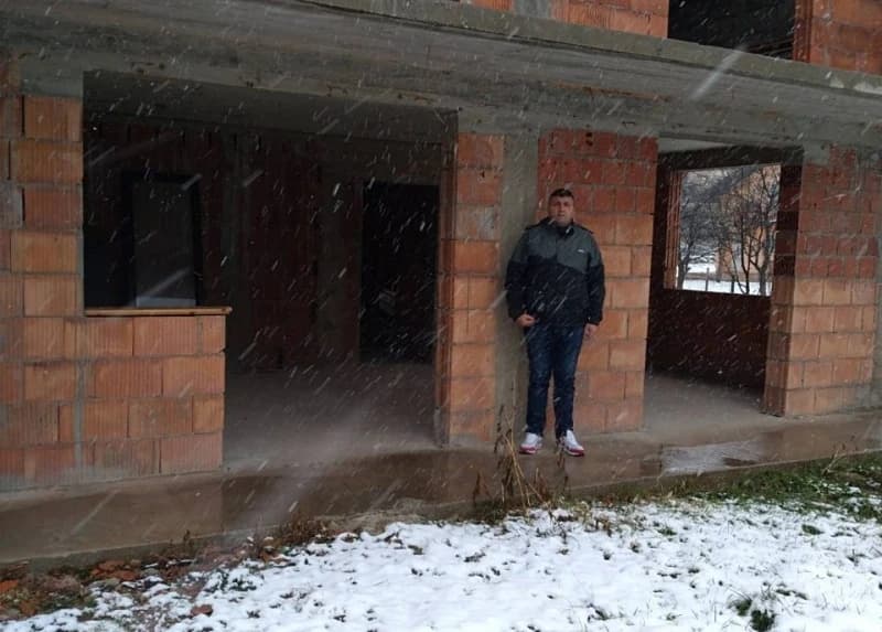 Sejdalija Bujaković ispred nedovršene kuće u Brezi