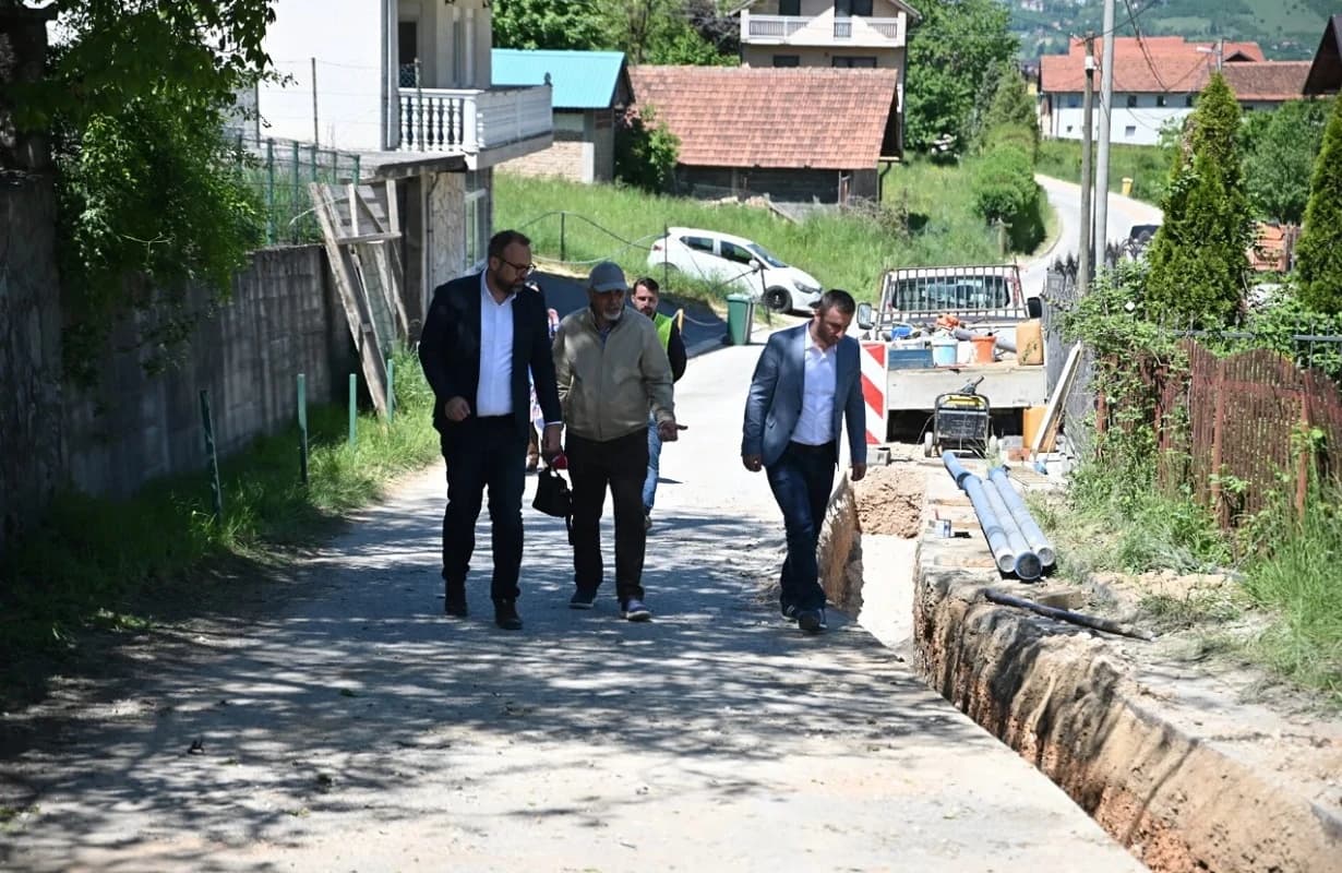 Semir Efendić obišao radove na izgradnji vodovodnog sistema u naselju Zabrđe