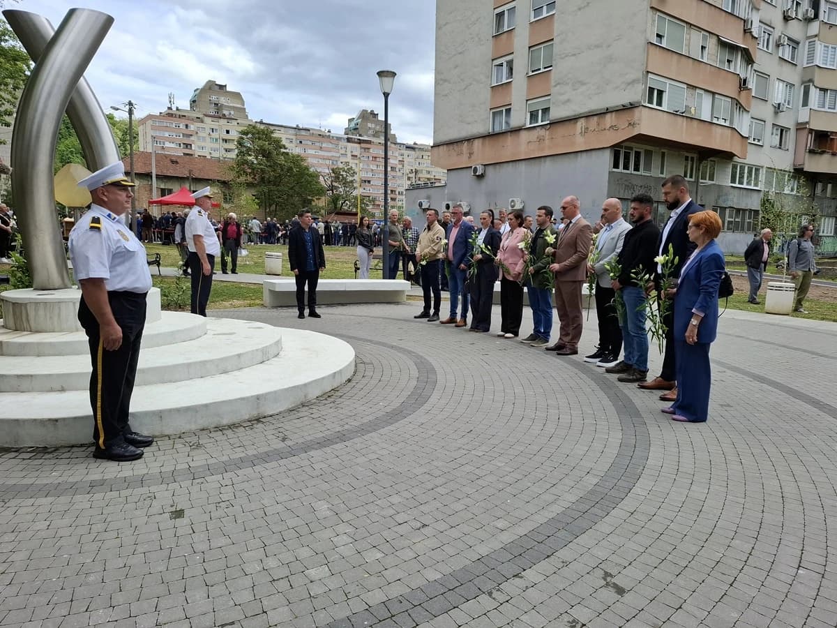 Odavanje počasti u Tuzli