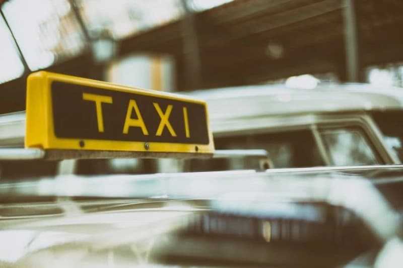 Pojedinim taxi prijevoznicima u BiH promet pao i do 40 posto, građani se žale da su usluge bezobrazno skupe