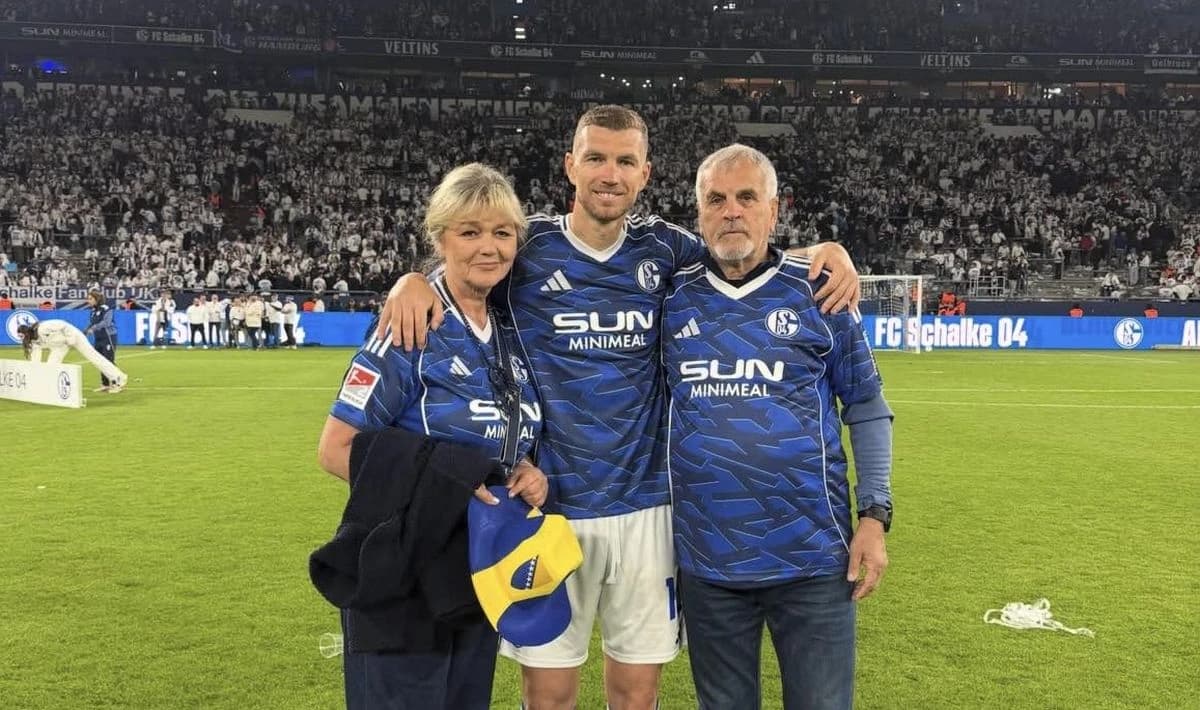 Edin Džeko sa majkom Belmom i ocem Midhatom