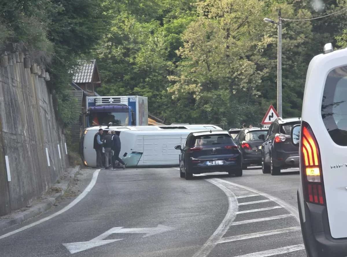 Prevrnuo se kombi na cesti Konjic - Jablanica, u nezgodi učestvovala još dva vozila