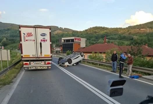 Saobraćajna nezgoda kod Žepča: Vozač izgubio kontrolu, vozilo završilo na krovu