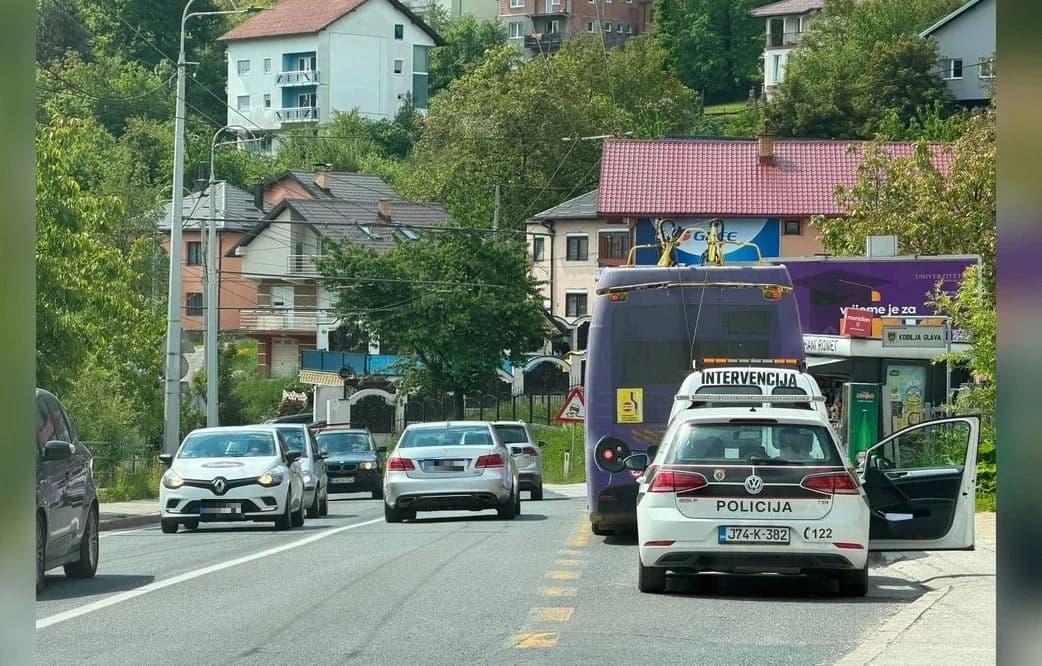 Kontaktna trolejbuska mreža u Sarajevu se obrušila na vozilo