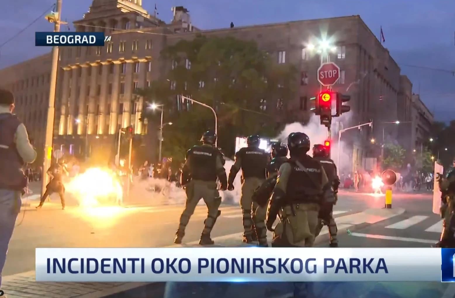 Krenuli incidenti u Beogradu: Policija potiskuje demonstrante, lete flaše, odjekuju eksplozije...