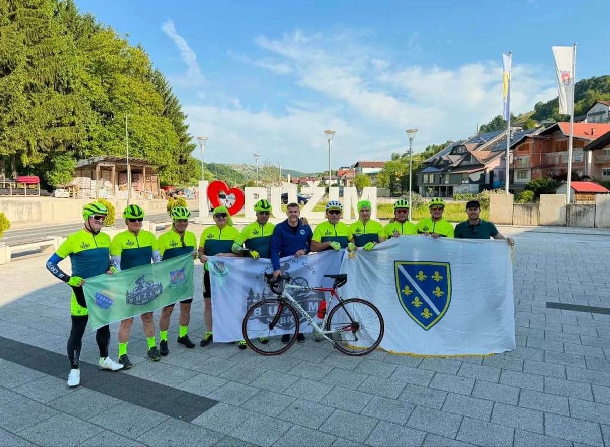 Bužimski biciklisti krenuli ka Tuzli da odaju počast žrtavama masakra na Kapiji