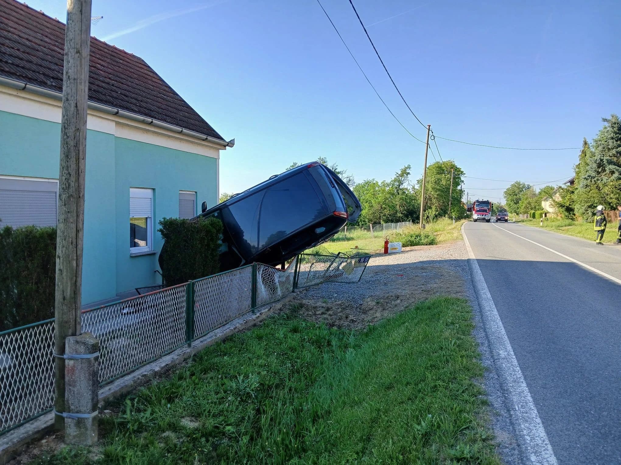 Pijana vozačica automobilom uletjela u dvorište i udarila u zid kuće
