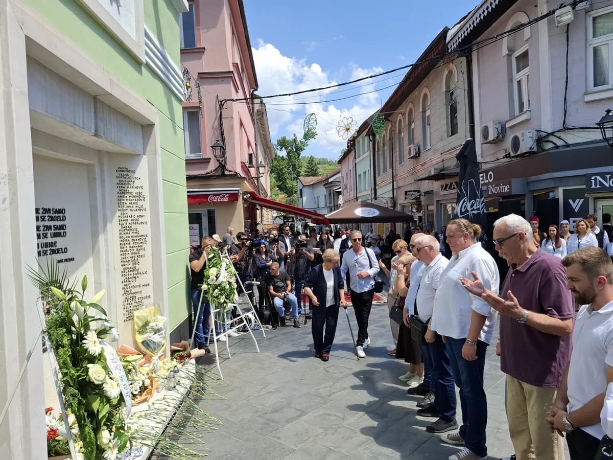 Porodice žrtava odaju počast