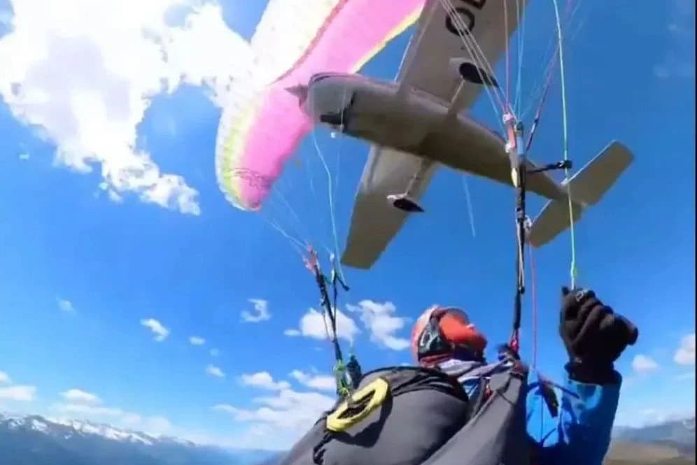 Nevjerovatan snimak iz Austrije, pogledajte kako je avion iznad Alpa zamalo udario paraglajdericu