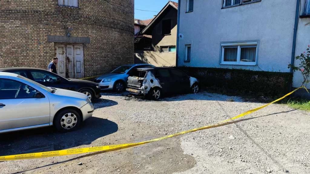 Nova paljevina u Brčkom, izgorjelo vozilo i još tri oštećena u krugu Vatrogasnog doma