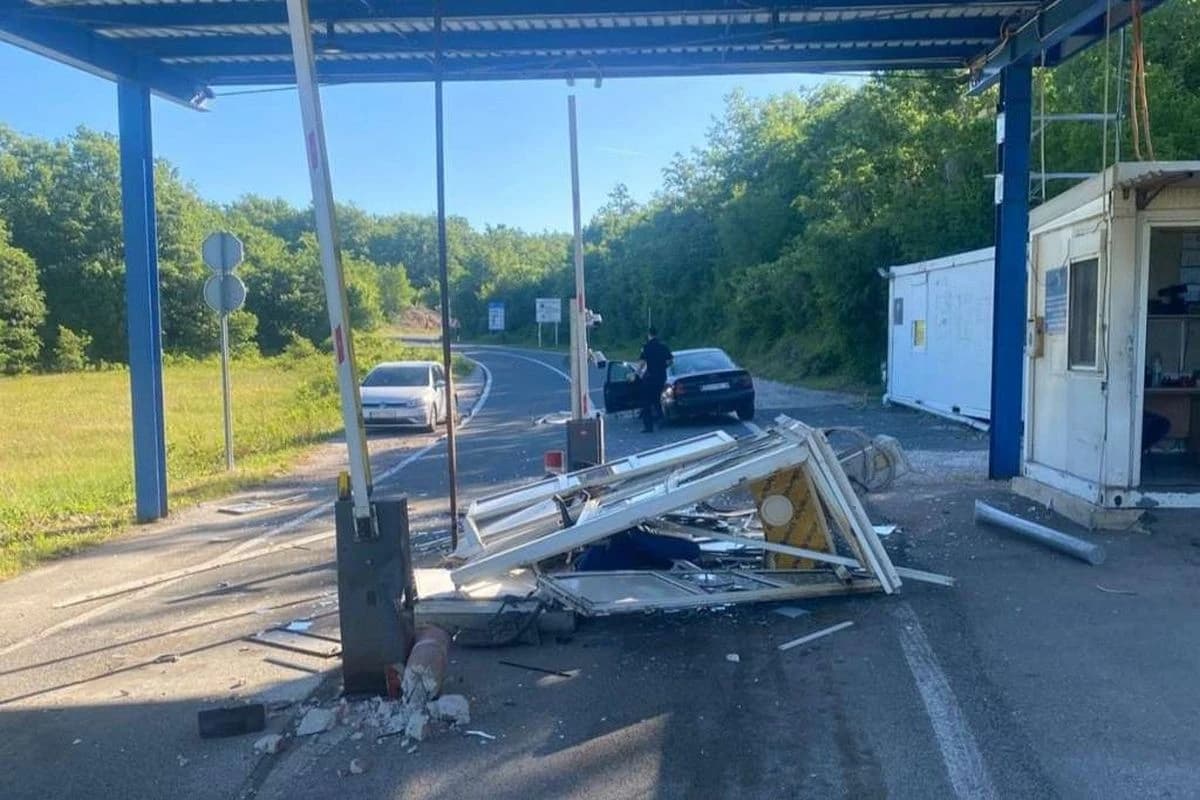 Nesreća na graničnom prijelazu u Hercegovini, uništena kontrolna kućica