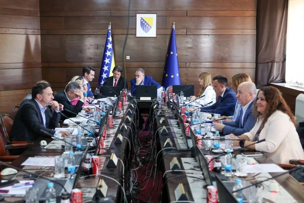 Gorki bajramluk Vlade FBiH: Kako je krpljenje budžetskih rupa postalo "historijski uspjeh", građani zaduženi i bez glasa