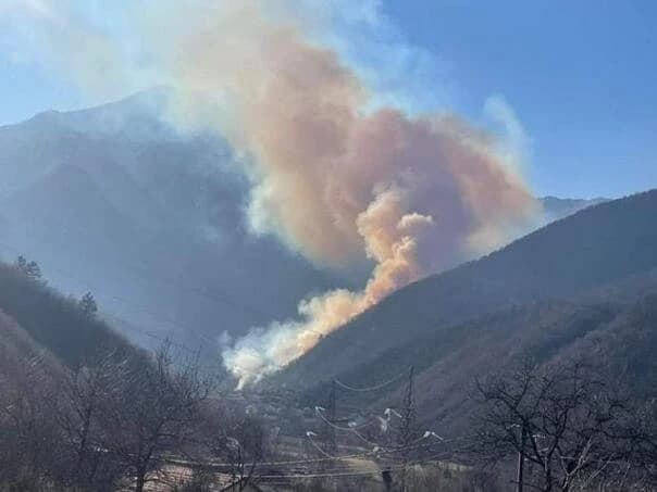 Bukti požar kod Jablanice: Angažovan helikopter Oružanih snaga BiH