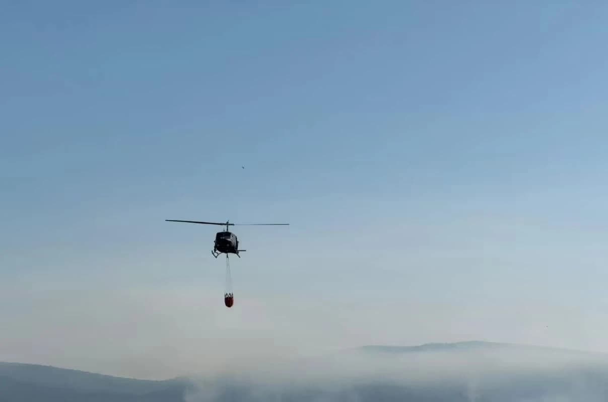 Pogledajte kako helikopter Oružanih snaga BiH gasi požar kod Jablanice