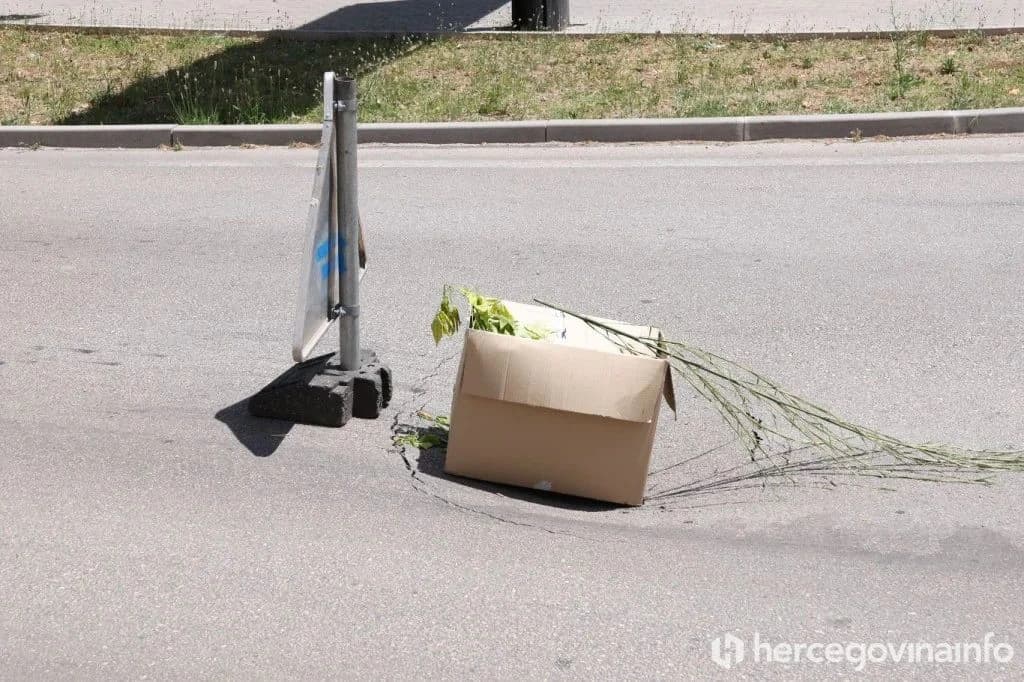 Dosjetili se: Rupu na saobraćajnici u centru Mostara "obilježili" kutijom i granjem