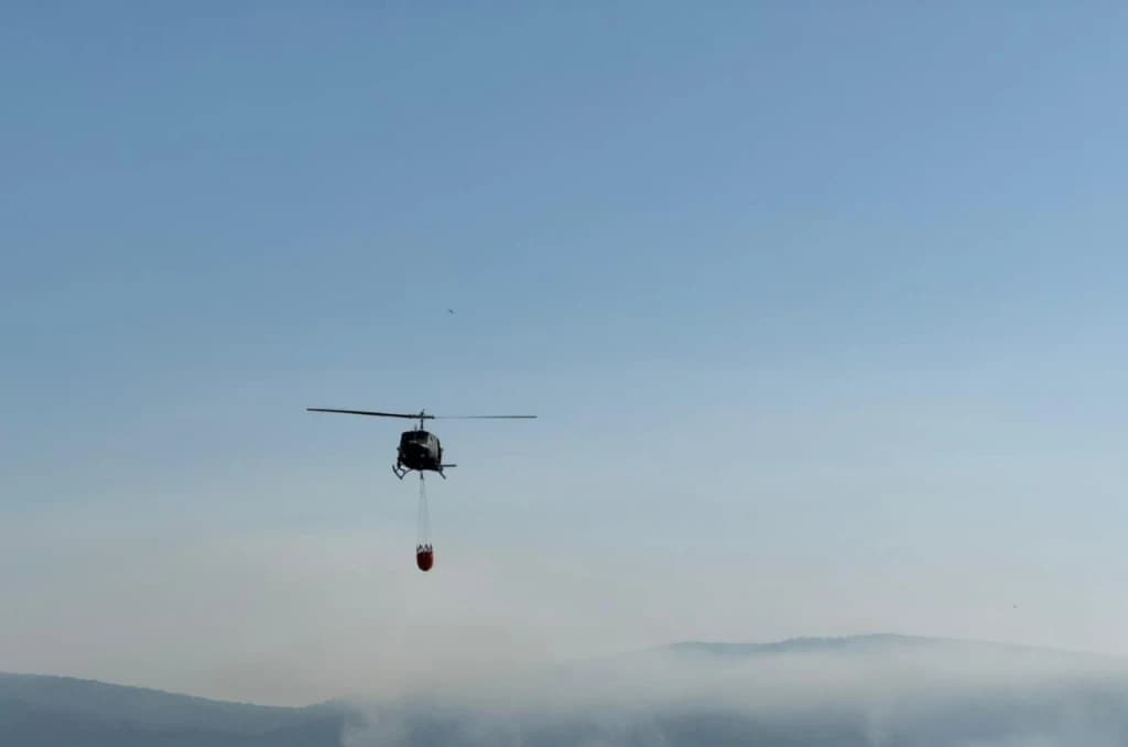 Požar kod Jablanice još nije stavljen pod kontrolu, vatrogasci očekuju kišu i pomoć helikoptera Oružanih snaga BiH