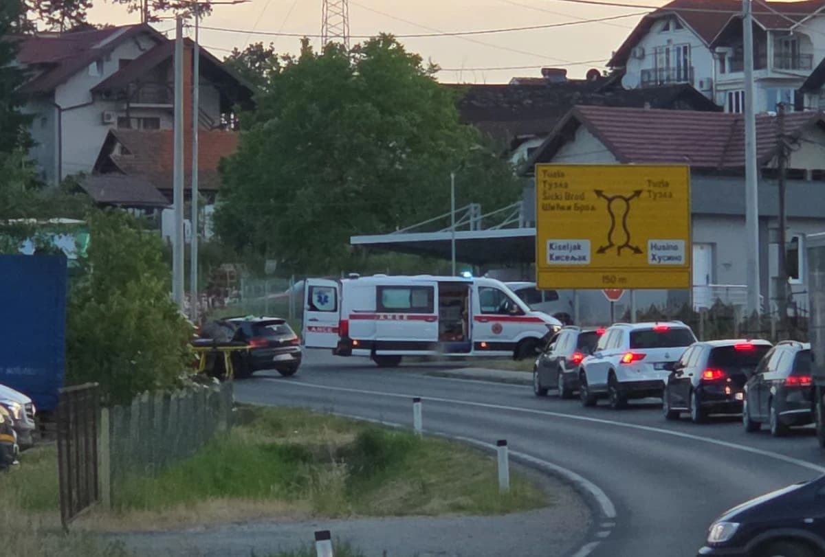 Sudarili se kamion i automobil kod Tuzle, ima povrijeđenih
