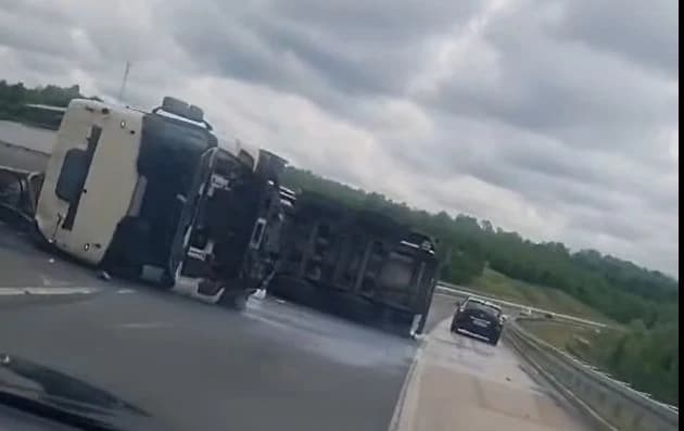 Na autoputu kod Doboja prevrnula se cisterna s mlijekom