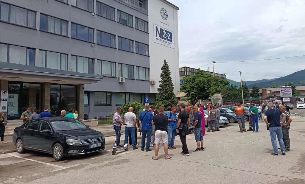 Radnici Nove Željezare Zenica mirno protestirali pred zgradom Uprave