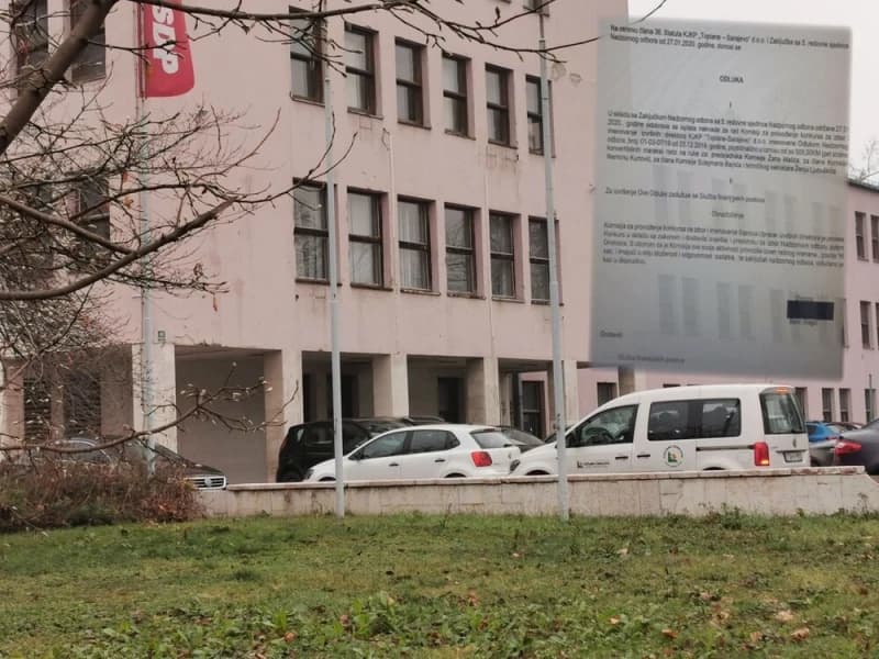 Vozila KJKP Toplane pred centralom SDP-a