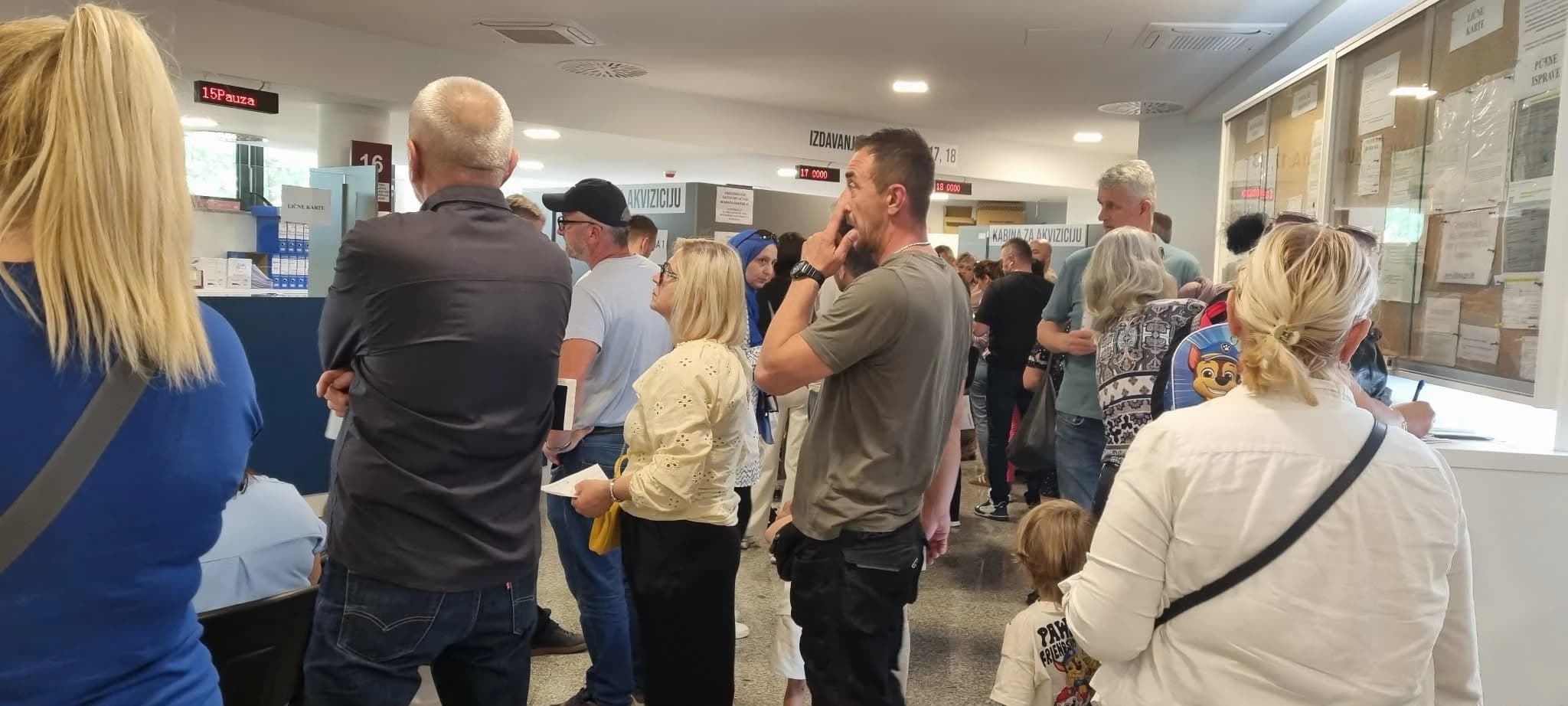 Građani se žale na gužve u šalter-sali Novi Grad, iz MUP-a KS pozivaju organe uprave da prihvataju elektronske dokumente