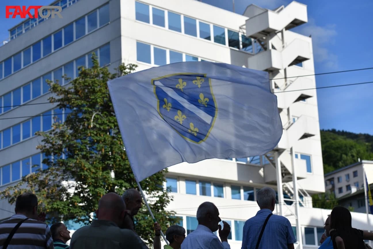 Protest upozorenja građana ispred zgrade OHR-a: Ovlasti visokog predstavnika moraju ostati iste i treba biti iz Evrope