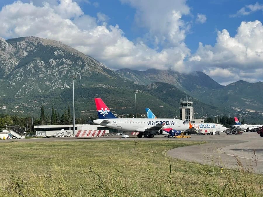 Opsadno stanje na aerodromu u Tivtu: 90 putnika iz Srbije hitno će biti vraćeno u Beograd