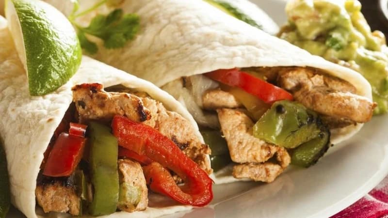 Burrito s piletinom, paprikama i grahom