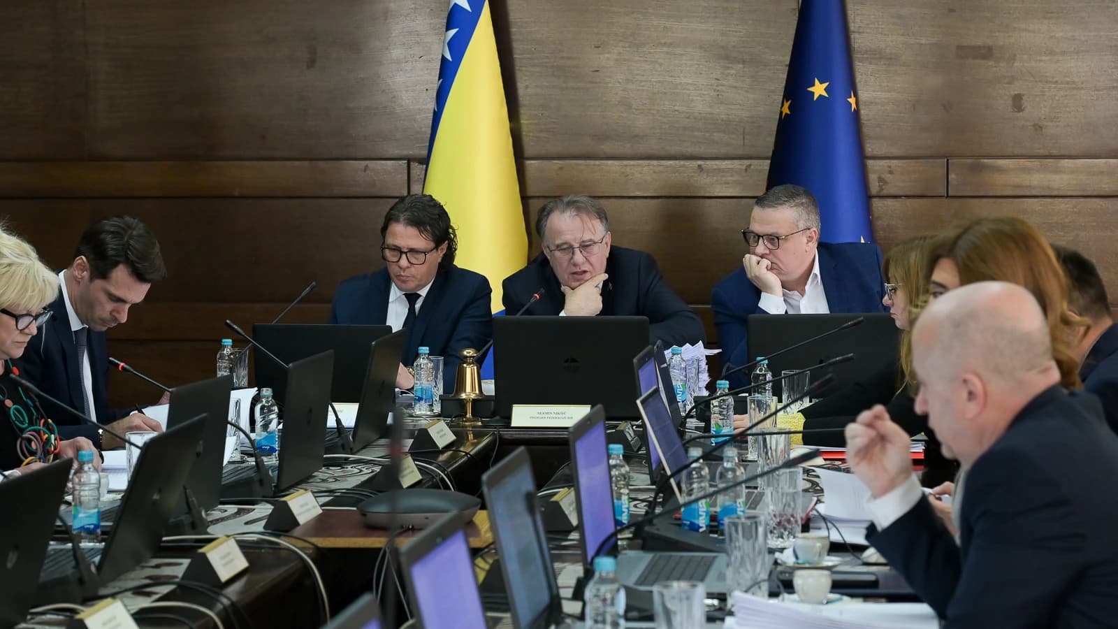 Kupovina socijalnog mira milijardama iz kredita: Šta se stvarno krije iza novog trogodišnjeg plana Vlade FBiH?