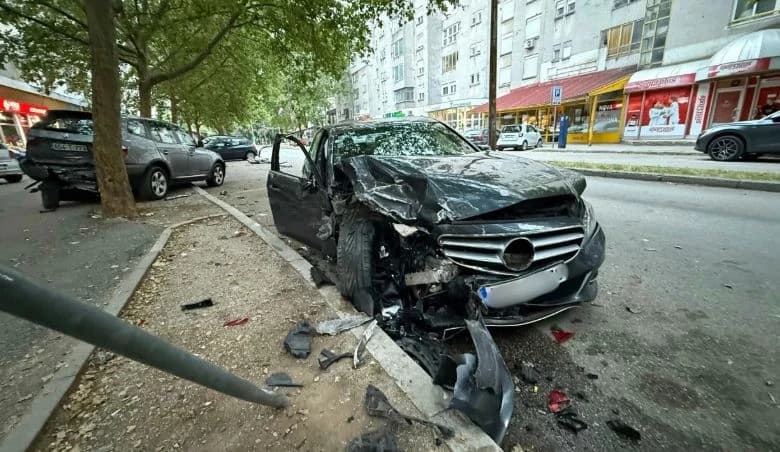 Autom udario u šest parkiranih vozila u Mostaru, povrijeđen suvozač