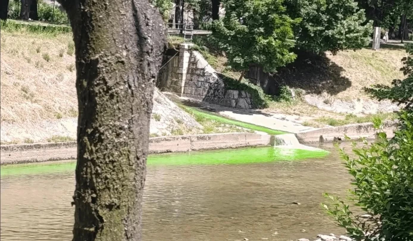 Općina Novo Sarajevo pojasnila otkud zelena boja u Miljacki