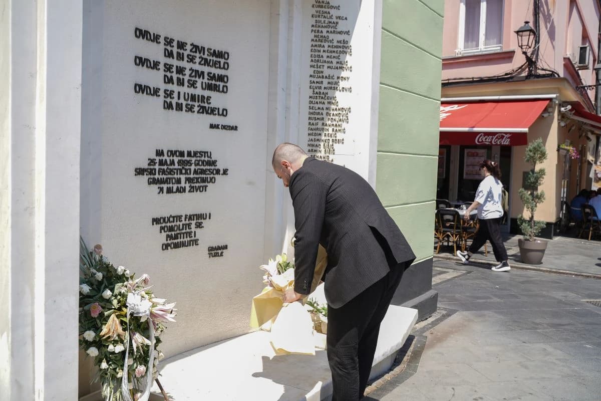 Ministar Srbije Zukorlić na tuzlanskoj Kapiji: Položio ljiljane na mjestu gdje je ubijena 71 mlada osoba