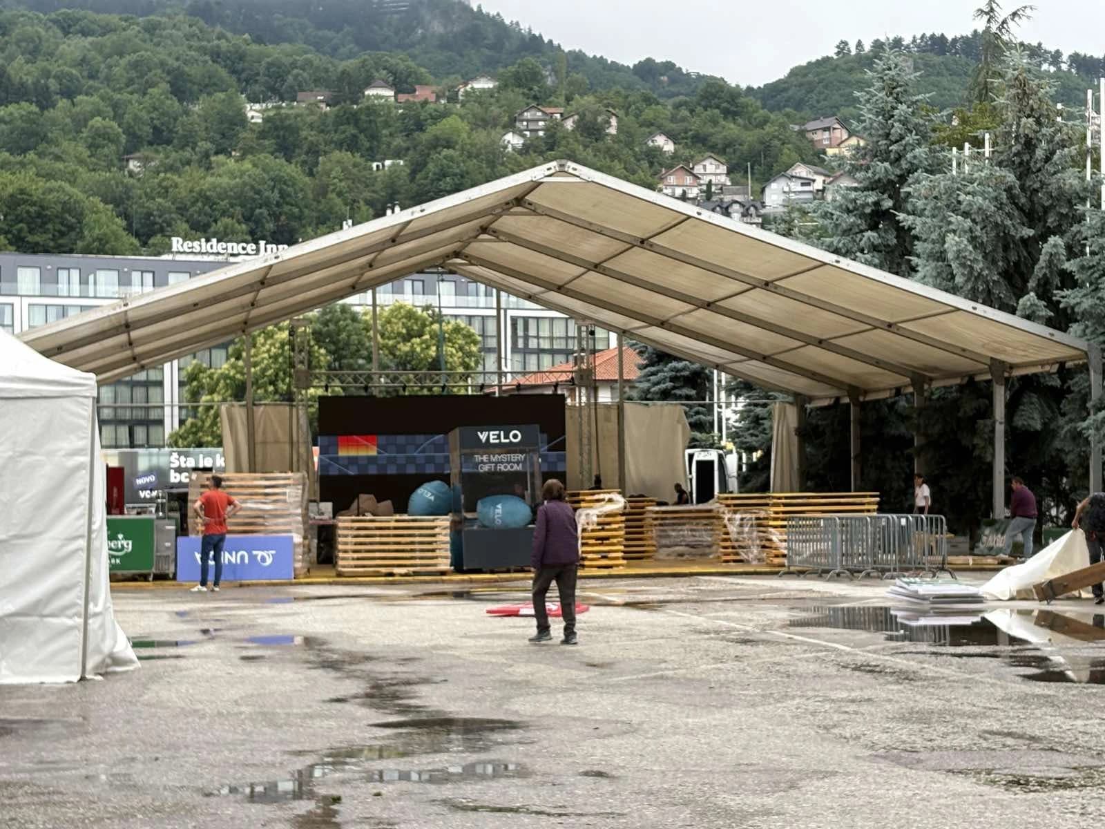 Fan zona, Mundijal, Narodno pozorište