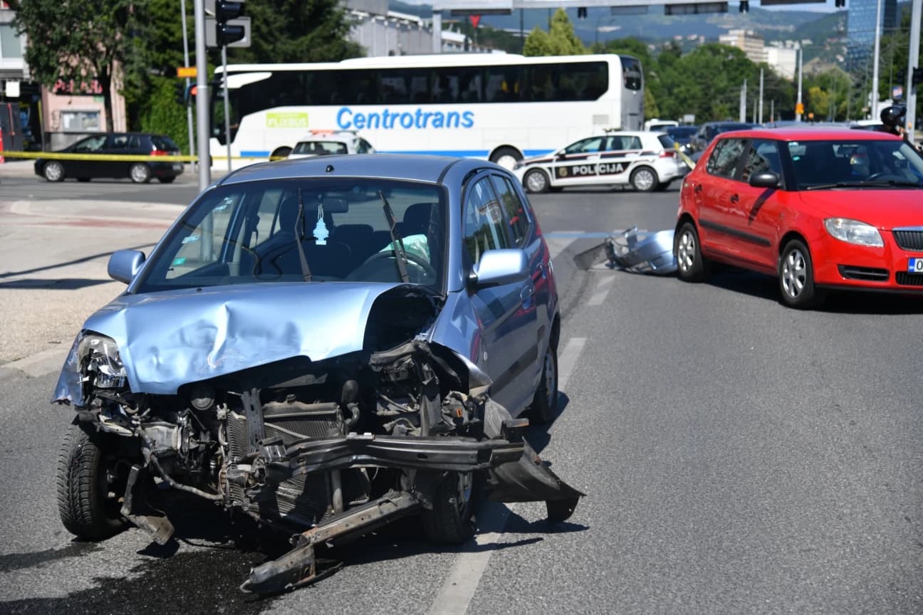 Dvije osobe povrijeđene u sudaru na Pofalićima u Sarajevu, prevezene na KUM