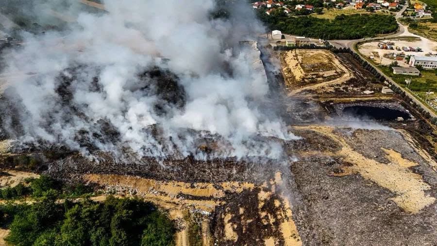 Požar na mostarskoj deponiji Uborak lokaliziran, požarište se zasipa šljunkom