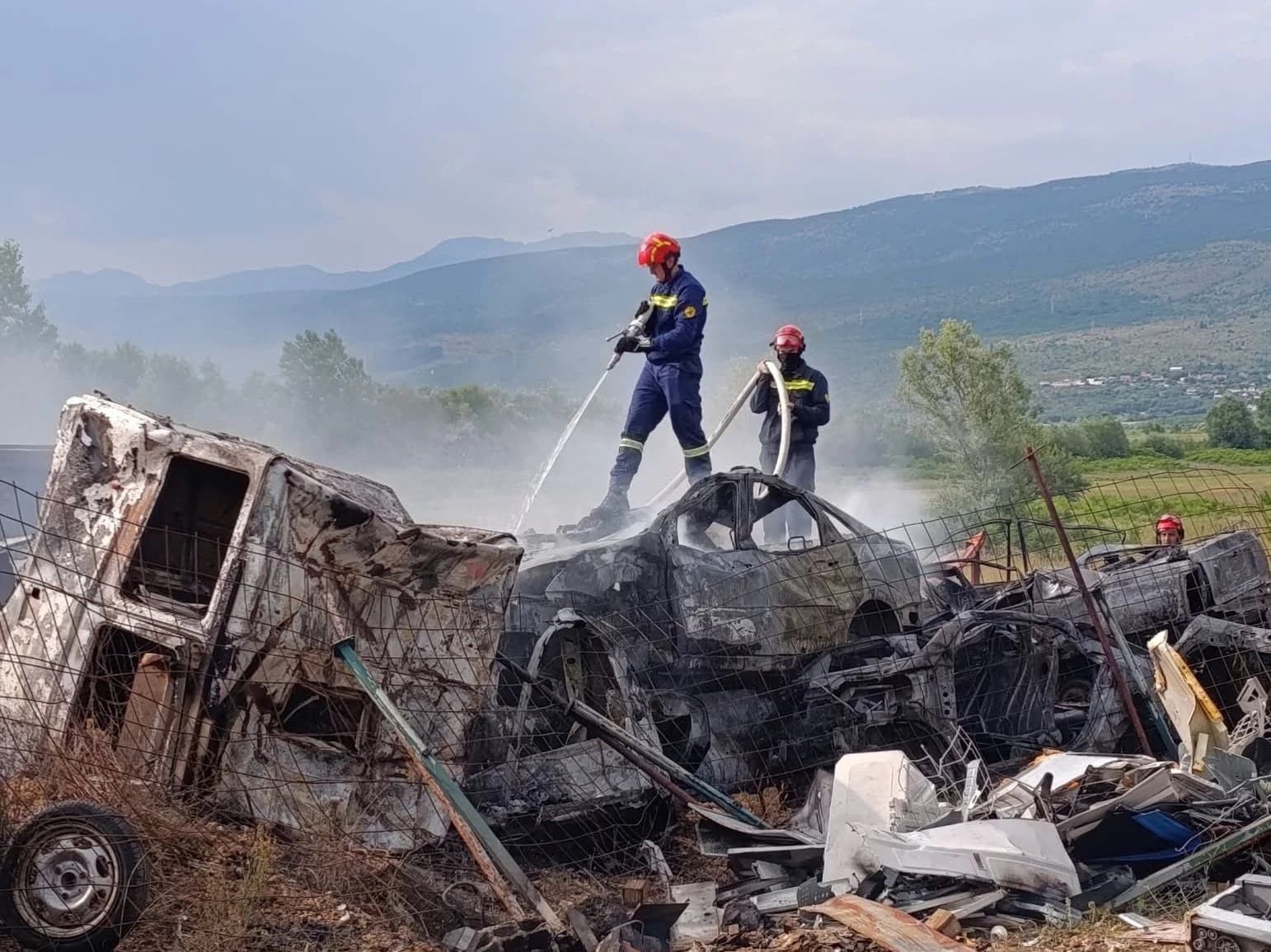 U požaru na autootpadu kod Širokog Brijega izgorio veći broj automobila