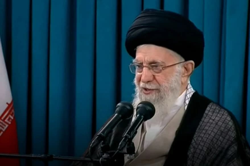 U Teheranu izloženi tabuti sa posmrtnim ostacima ubijenih ajatolaha Khameneija i njegove porodice