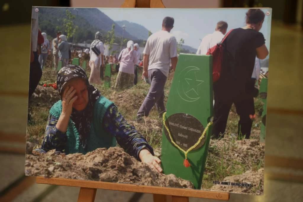 Predstavljena fotomonografija Ahmeta Bajrića, trajno svjedočanstvo genocida u Srebrenici