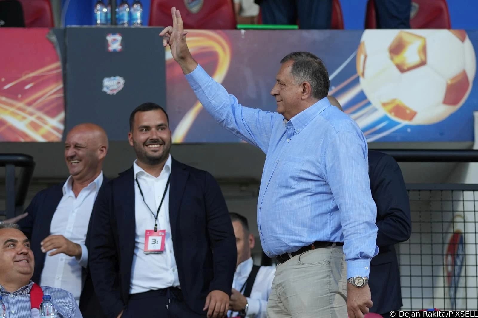 Dodik "srbovao" na tribinama, Zeljković se smješkao
