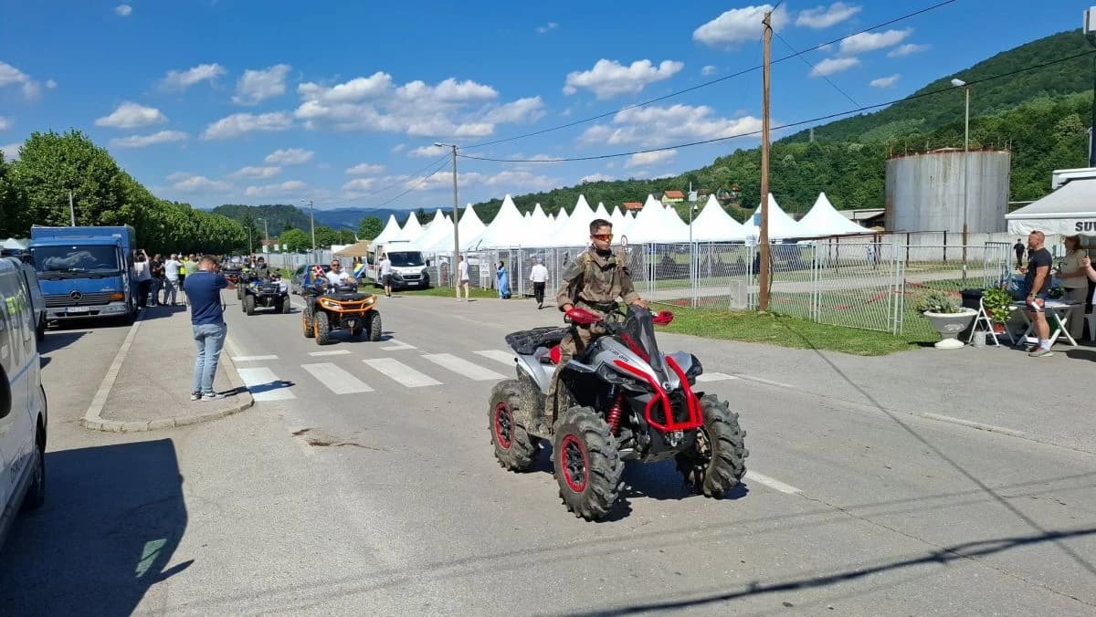 Veliki broj učesnika na kvadovima stigao u Potočare kako bi odali počast žrtvama genocida