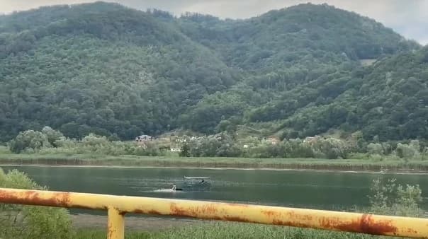 Nakon komemoracije, sa splava na Zvorničkom jezeru orilo se "da Bog da se Srebrenica triput ponovila"