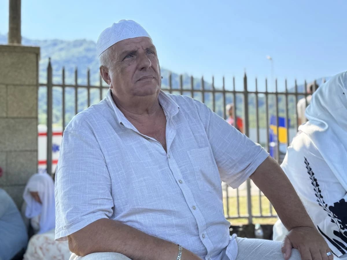 Muhamed iz Prijedora u Potočarima: Ako ne mogu svoje da ispratim, hoću da ispratim ove ovdje